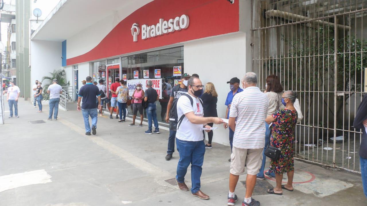 Sindicato faz protesto contra demissões no Bradesco, em Santos/SP