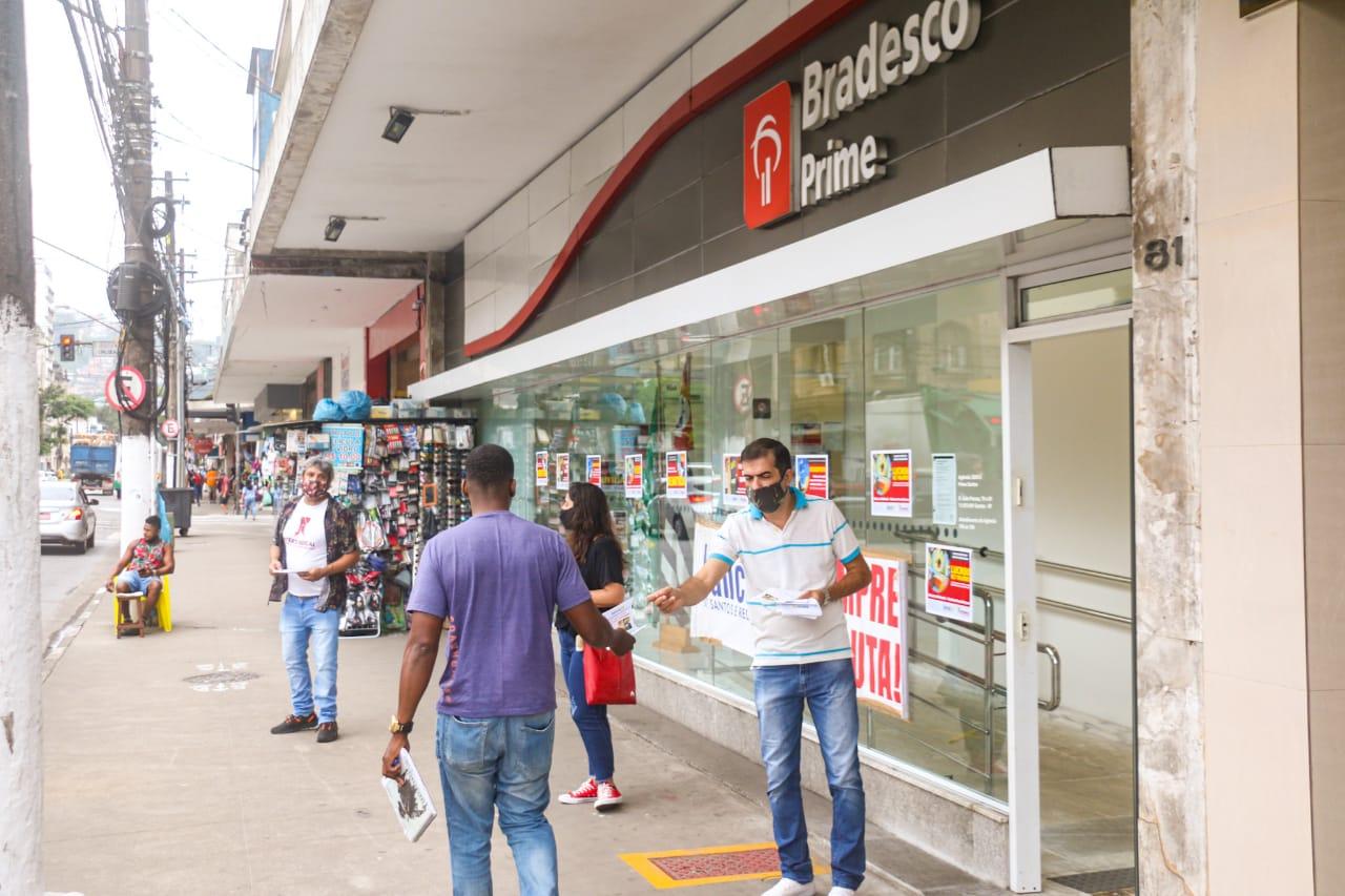 Sindicato faz protesto contra demissões no Bradesco, em Santos/SP