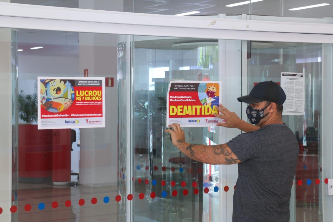 Bradesco demissões: bancários protestam na gerência regional do Guarujá