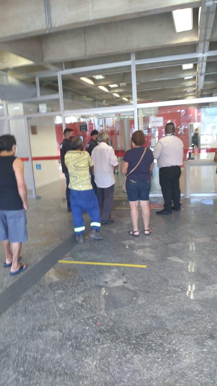 Santander e Mercantil não cumprem decreto de “lockdown” na Baixada