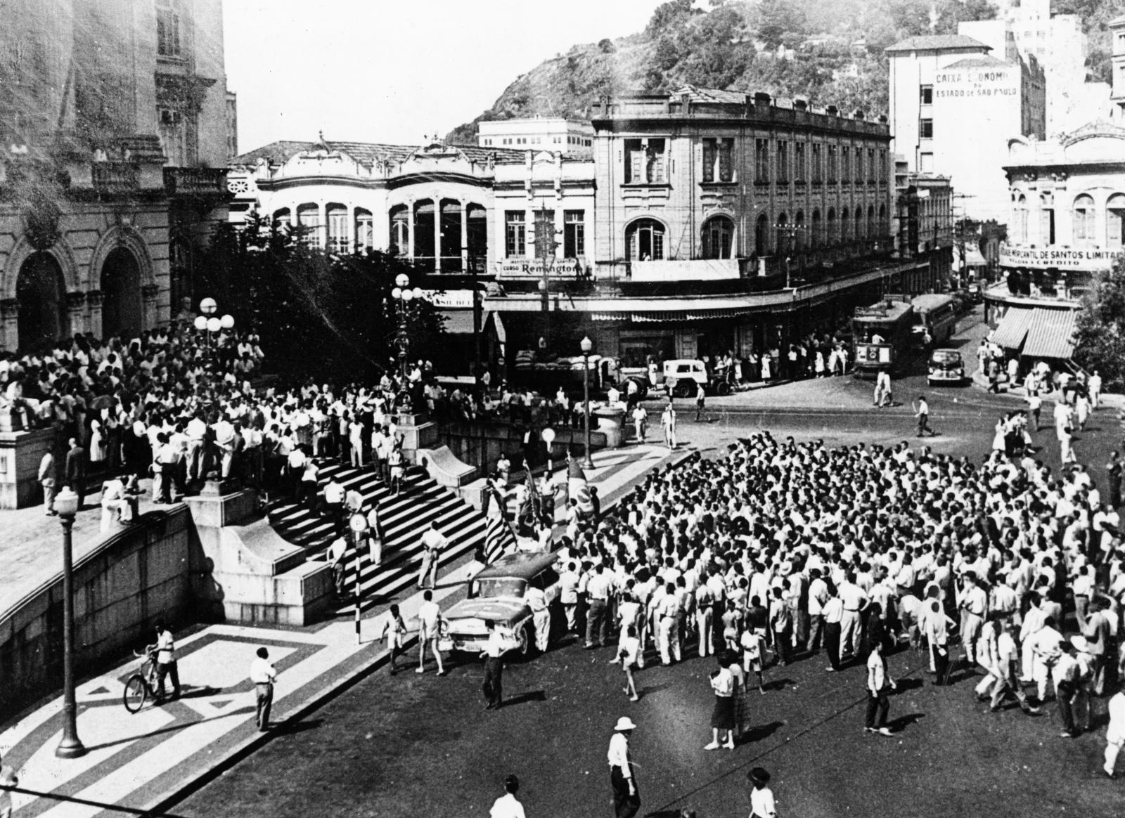 Como 13º salário surgiu de greve geral após vitória do Brasil em 1962