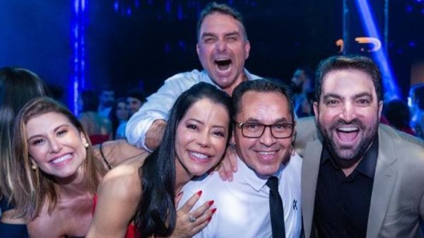 Flávio Bolsonaro e, à direita, Willer Tomaz, em uma foto encontrada pela PF no iCloud do advogado